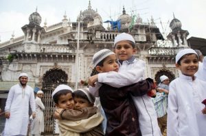 Muslim-Children-greet-and-saying-Eid-Mubarak-480x319